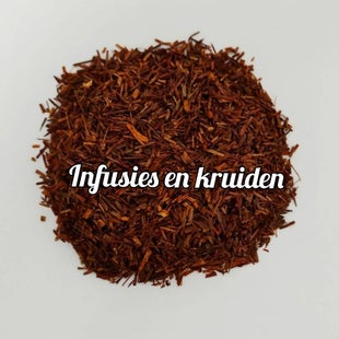Losse rooibos op een witte achtergrond met de tekst 'Infusies en kruiden' eroverheen.