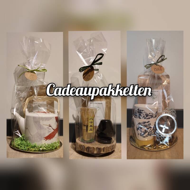Drie cadeaupakketten op een witte achtergrond met de tekst 'cadeaupakketten' eroverheen. 