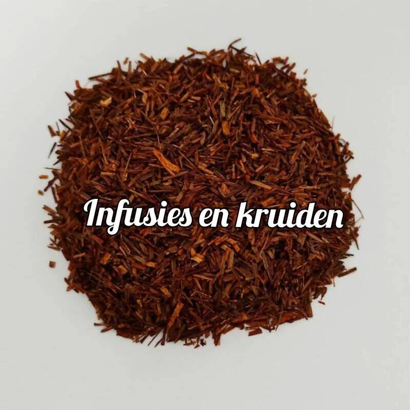Losse rooibos op een witte achtergrond met de tekst 'Infusies en kruiden' eroverheen. 