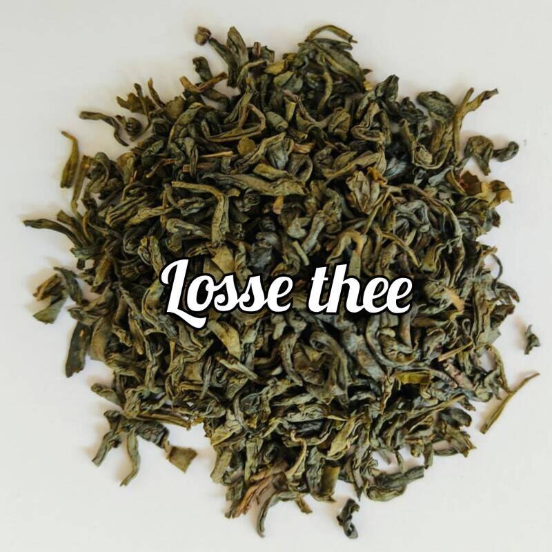 Losse theebladeren op een witte achtergrond met de tekst 'Losse thee' eroverheen.