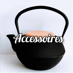Gietijzeren Theepot op een witte achtergrond met de tekst 'accessoires' eroverheen.